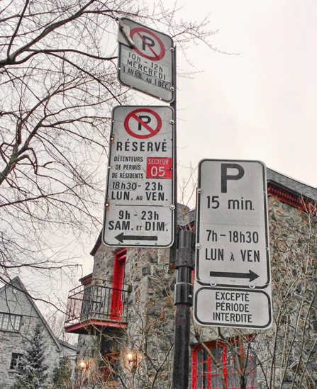 Panneaux de stationnent à Montréal