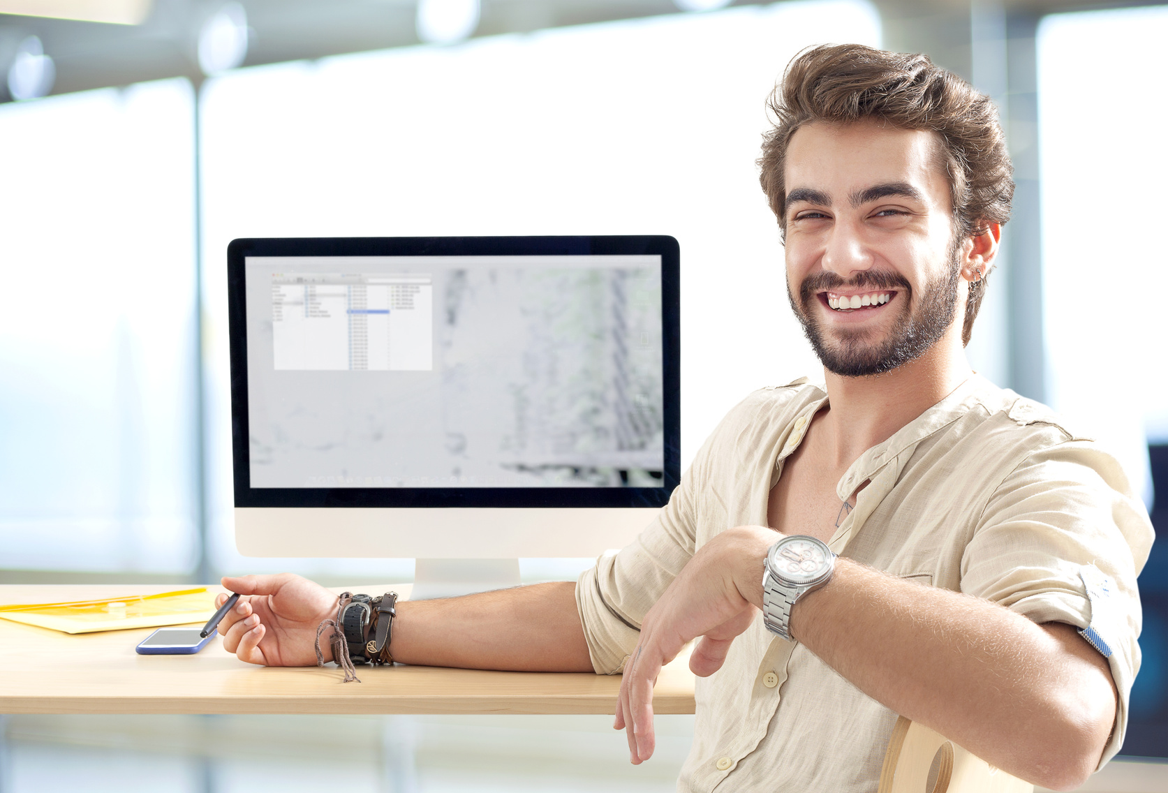 Le développeur web créé le code source du site web Le développeur web créé le code source du site web