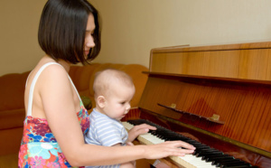 initier les enfants au piano dès tout petits