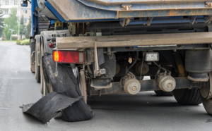 éclatement d’un pneu sur un véhicule lourd